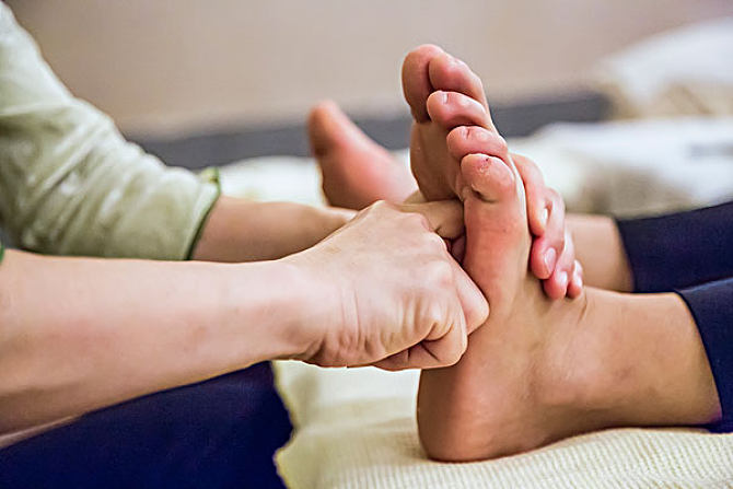 速效对症足部按摩图典