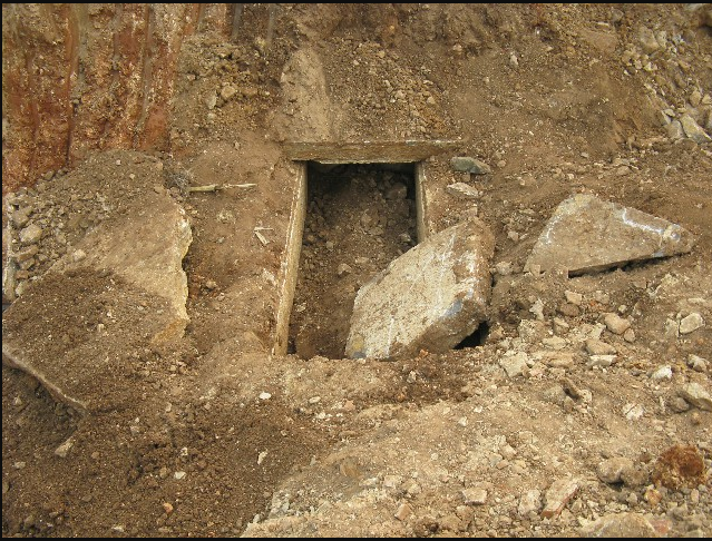  p>小李庄墓群其中一座墓葬m1 因为修路在山坡上取