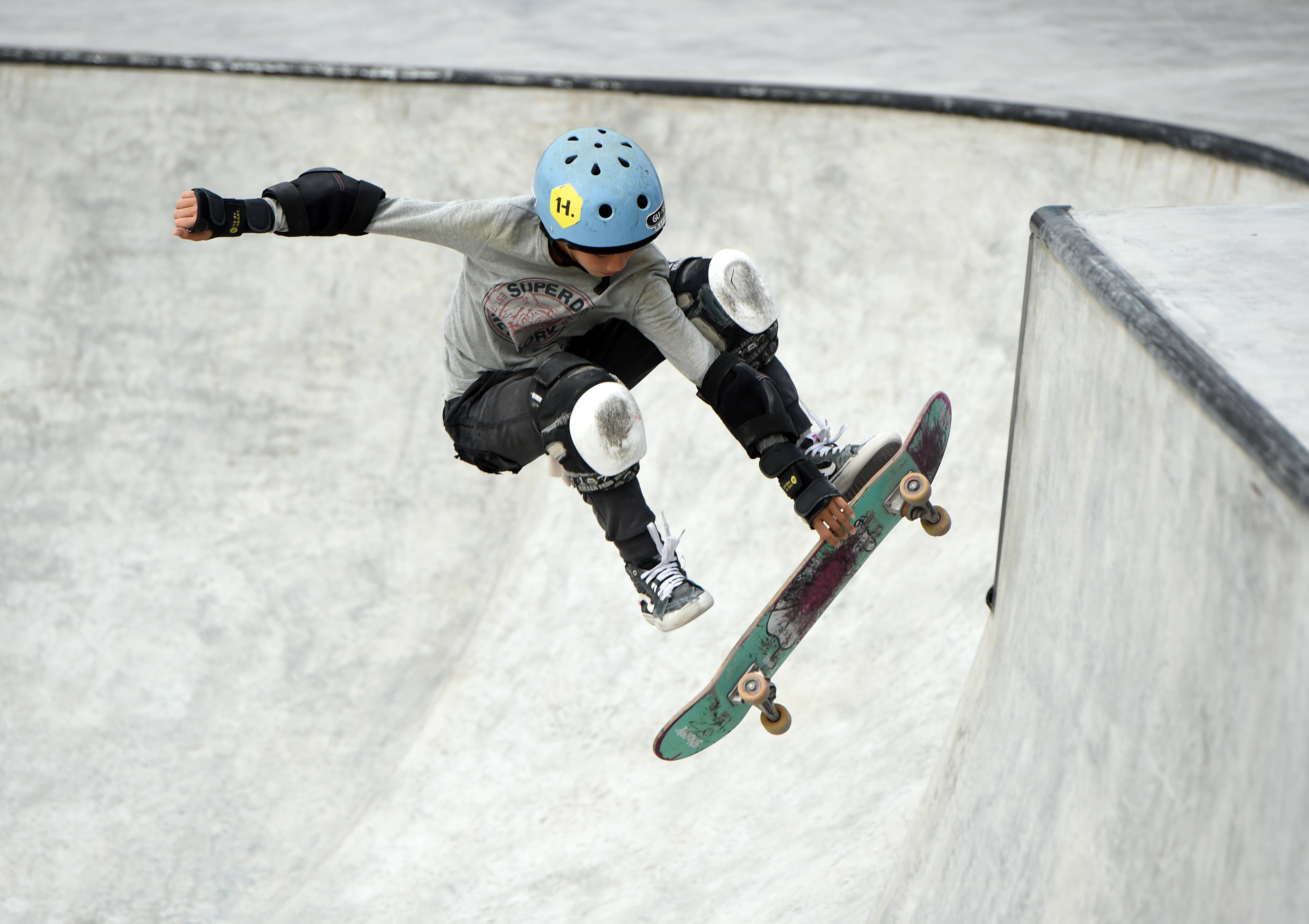  span class="ref" data-ctrid="2krqmyj18jk">dbh滑板旗下赞助滑手