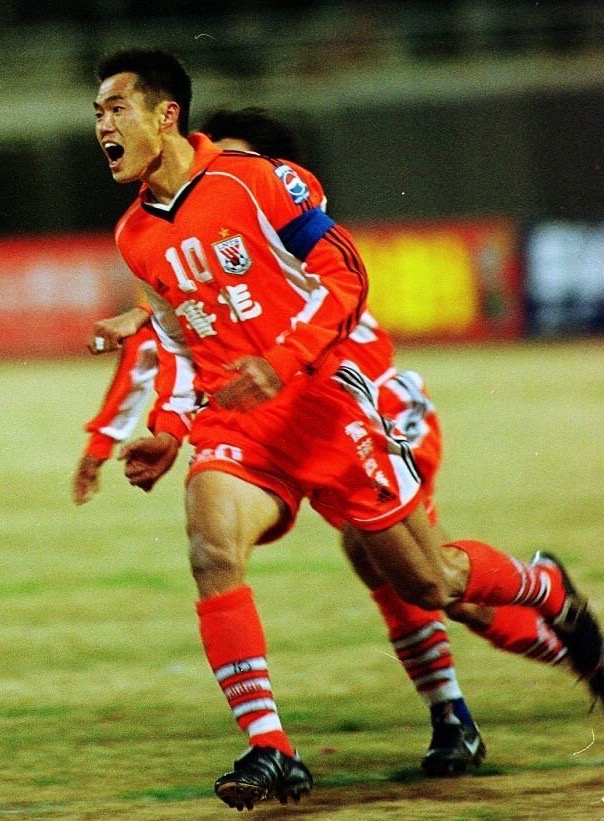  p>宿茂臻,1972年9月1日出生于山东省青岛市,祖籍四川省,前中国足球