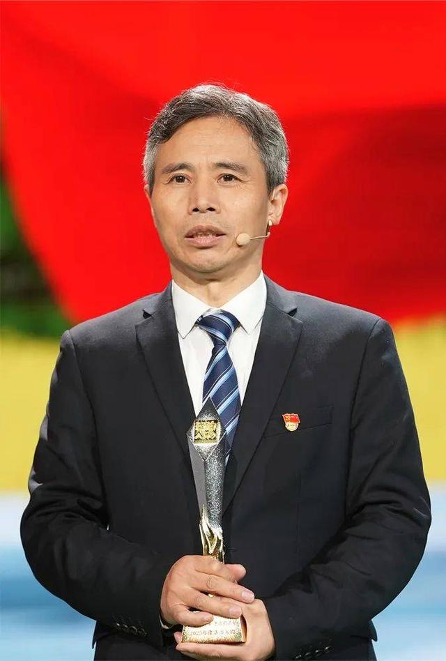 在樟树市委政法委工作20年,从事平安建设与市域社会治理等工作,荣获三