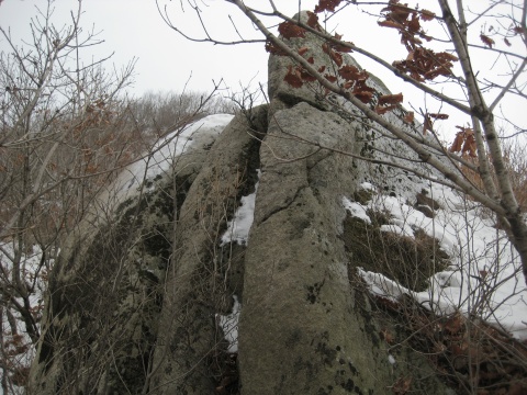 大黑山古名黑峰岭,东西向穿越可以登高望远,春夏秋自然风景各异,别有