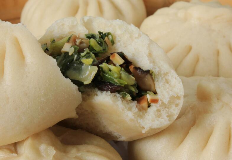  p>青菜包就是用青菜馅儿和面粉所做成的包子. /p>