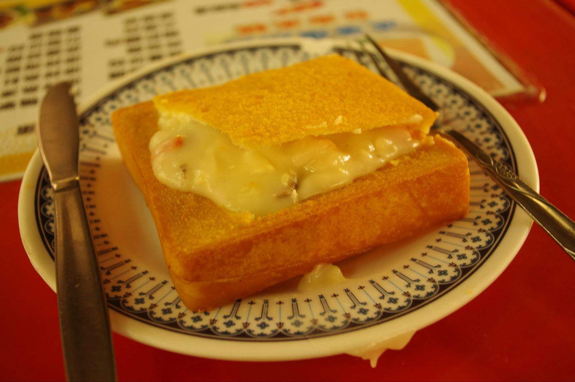  p data-id="gnyweyryqb">棺材板,是台湾一道非常有名的小吃.