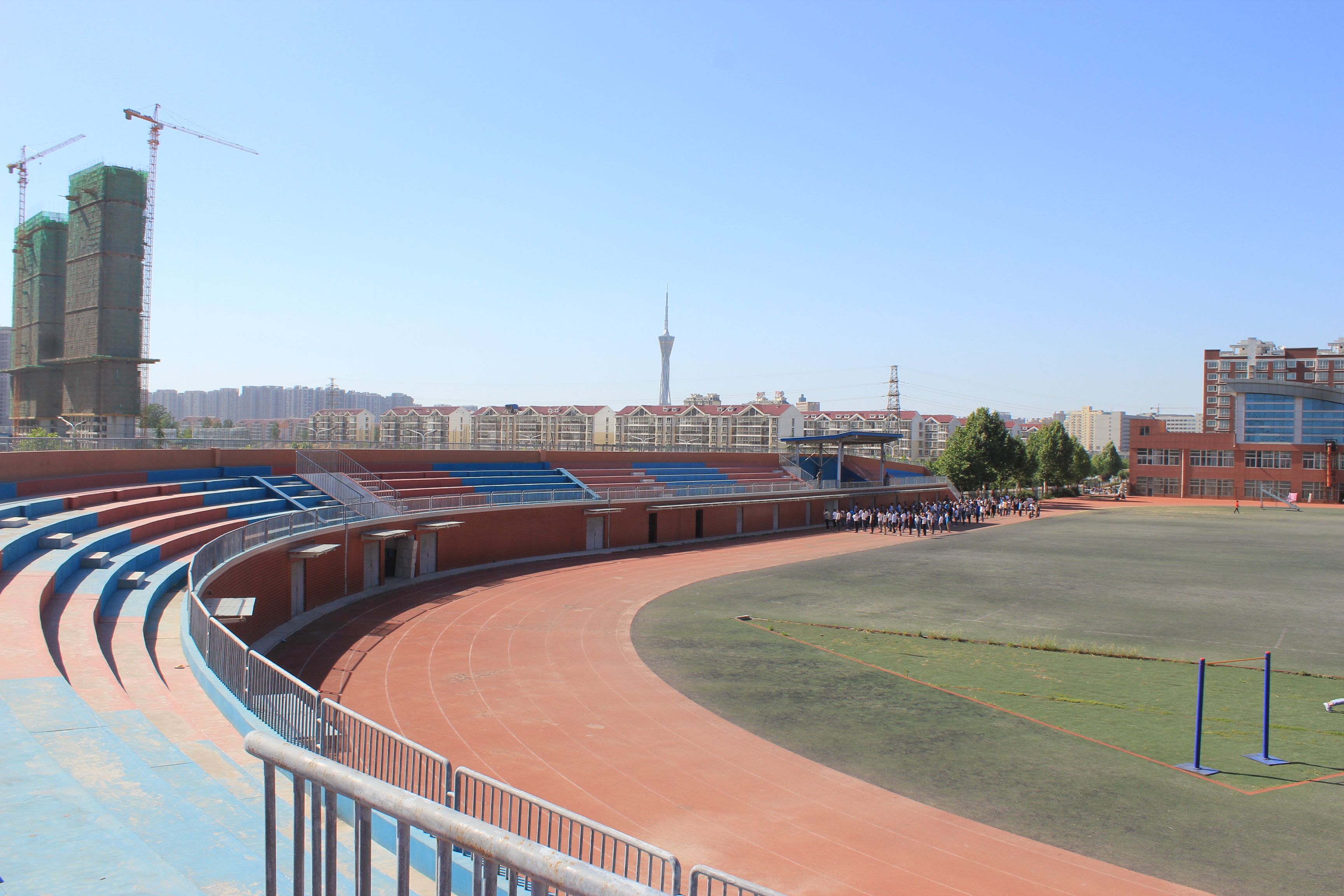  p>郑州交通技师学院,始建于1979年,现由郑州市劳动和社会保障局主管