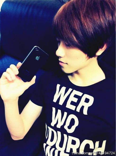  p data-id="gns08yozqz">邱翊橙(毛弟),1990年10月10日出生,台湾歌手