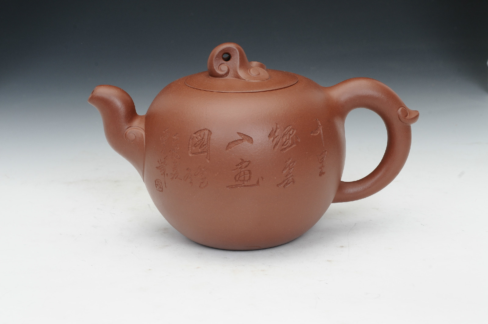  p>范丽静,国家工艺美术师,优秀青年陶艺家,范家壶庄成员,龙德堂艺术