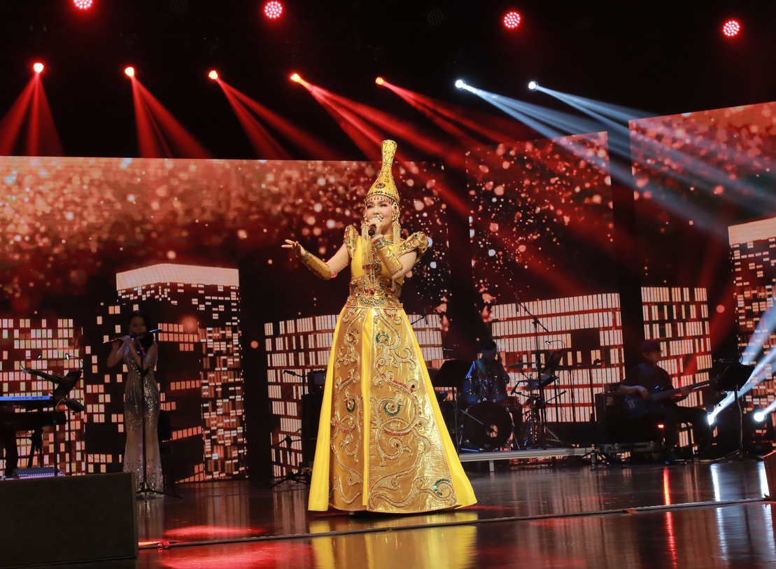 乌兰图雅"花开四季"巡回演唱会