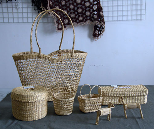 data-lemmaid="3506976">嘉定区 /a>劳动人民利用黄草杆茎编织成玲珑