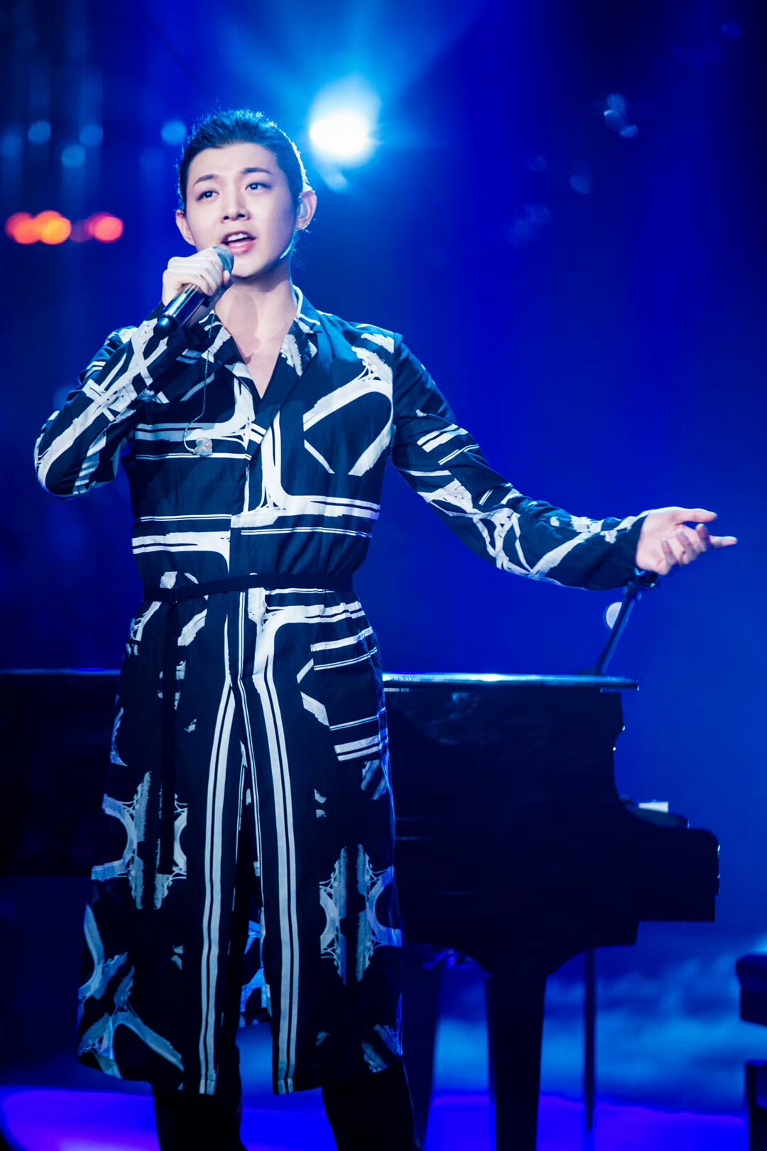  p>霍尊,1990年9月18日出生于上海,中国内地男歌手,音乐人,毕业于 a