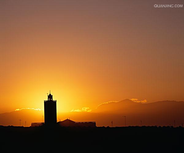 a>信徒礼拜的地方,词根为"拜倒"的意思,因为穆斯林礼拜时需要拜倒叩拜