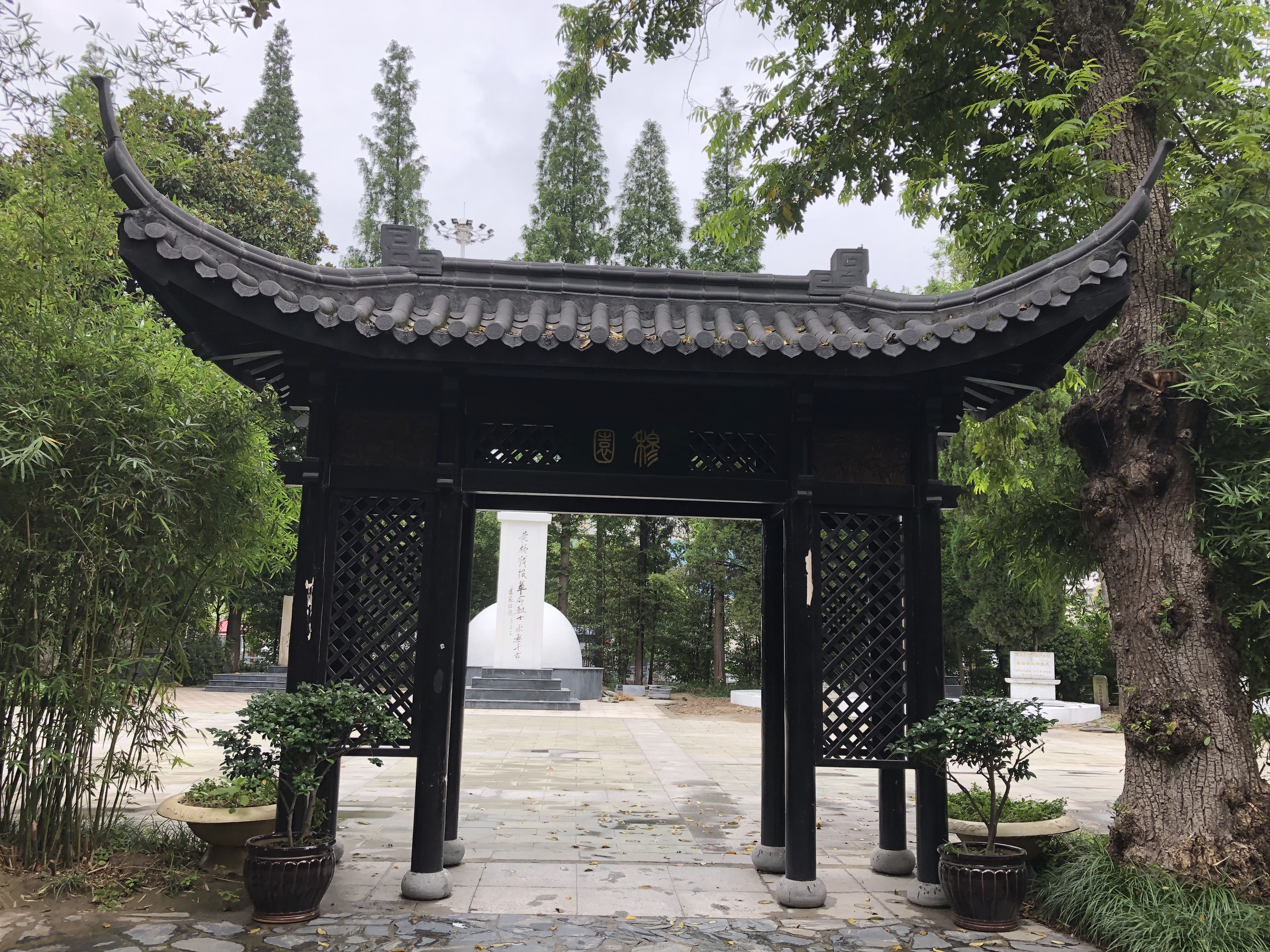  p>黄桥人民公园始建于1952年,位于泰兴市黄桥镇东进中路与致富路交叉