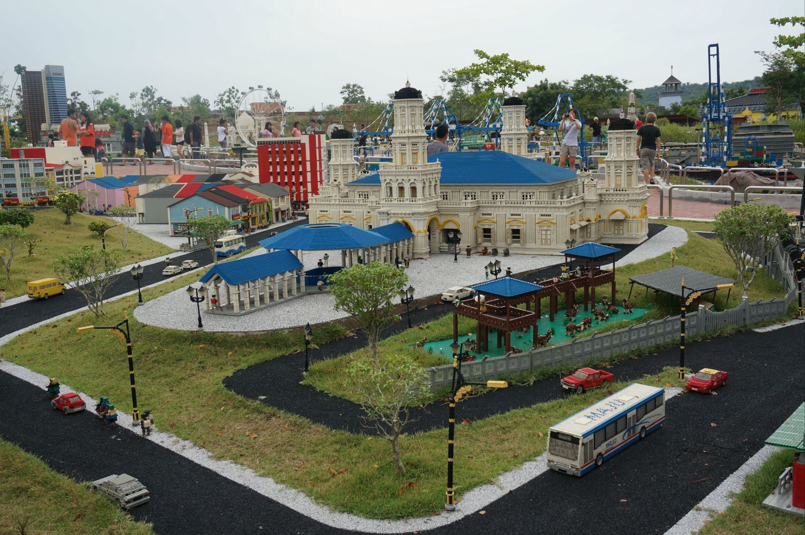  p>主题公园(theme park),是指以营利为目的兴建的,占地,投资达到一定