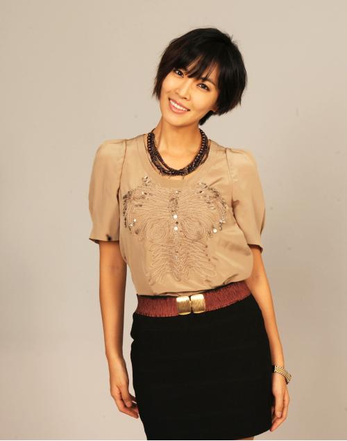  p>金素妍 i>(         ) /i>,1980年11月2日出生于韩国首尔,韩国女