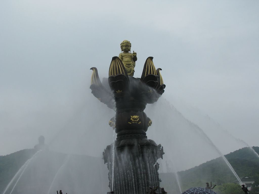  p data-id="gnzlostdt3">九龙灌浴位于灵山大佛的广场里,是国内最大