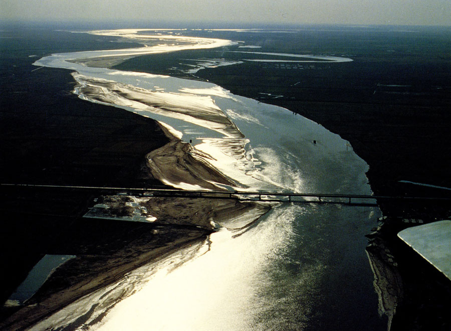 ="9385147">黄河水系 /a>从源头到入海这条河流所影响的地理生态区域