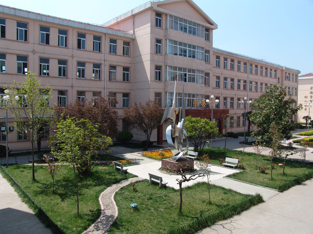  p>沛县第二中学创建于1978年,建校伊始,是一所含初中部的完全中学