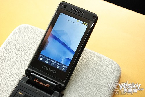  p>三星w799采用了翻盖造型双屏设计,内外两个屏幕都为3.