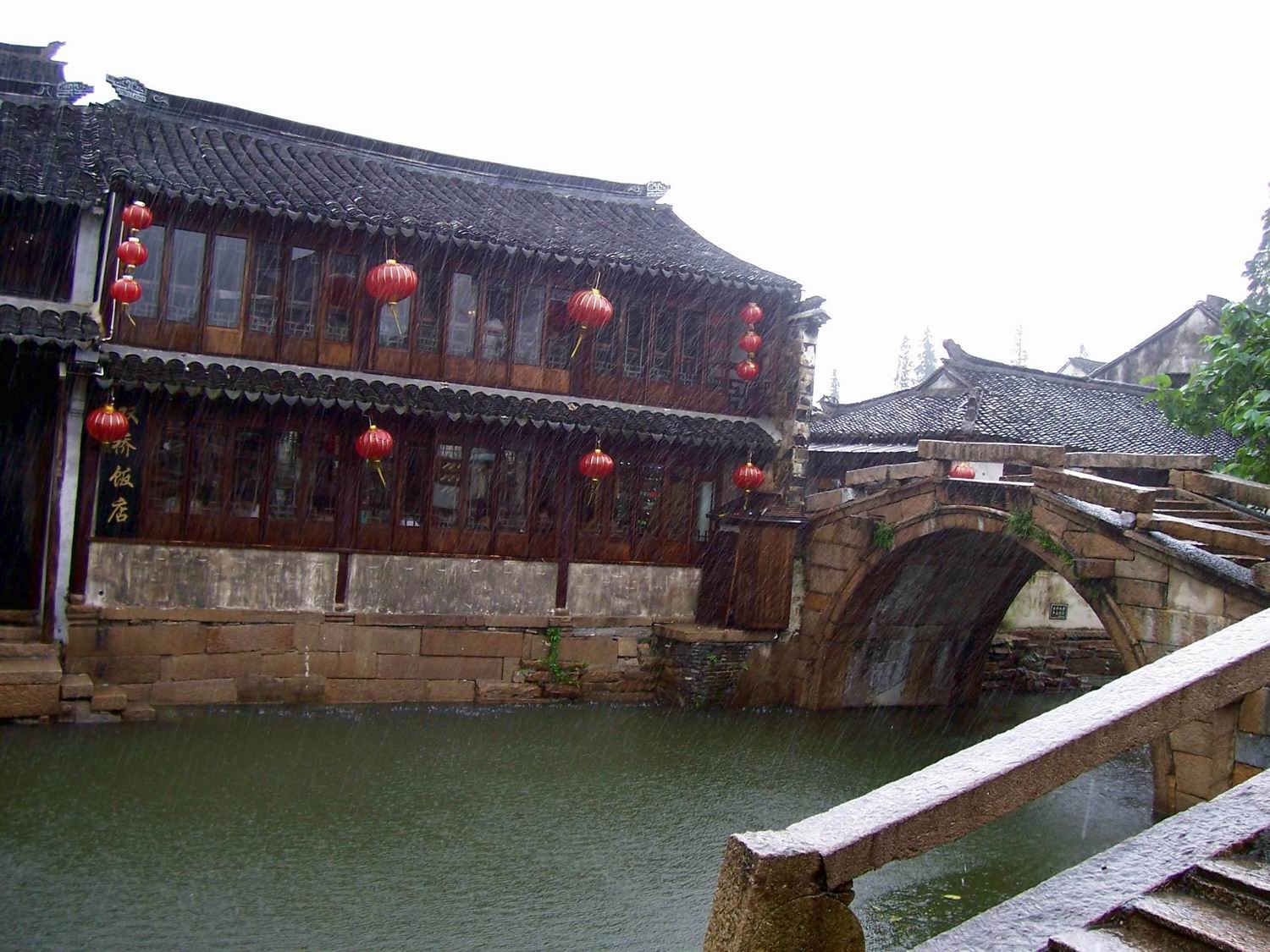 位于中市河西口,连接贞丰弄和西湾街,是一座单孔石拱桥,周庄古名贞丰