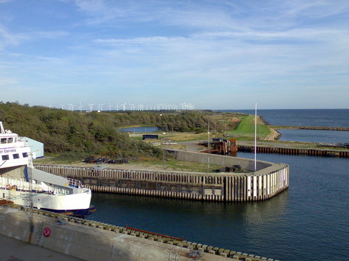  p>博恩霍尔姆岛(丹麦语:bornholm),是波罗的海西南部的一个岛屿,属