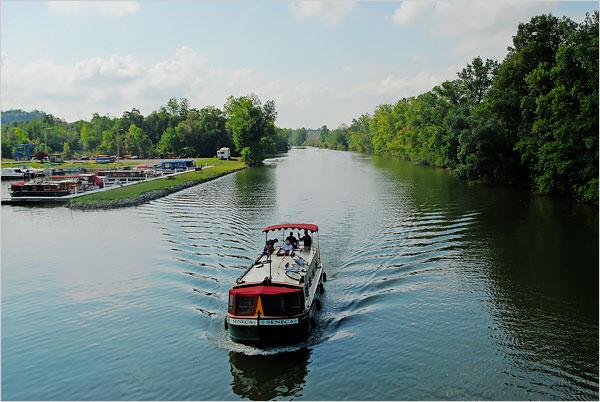  p>伊利运河(erie canal)的全长为584公里(363 英里),整条运河12米(39