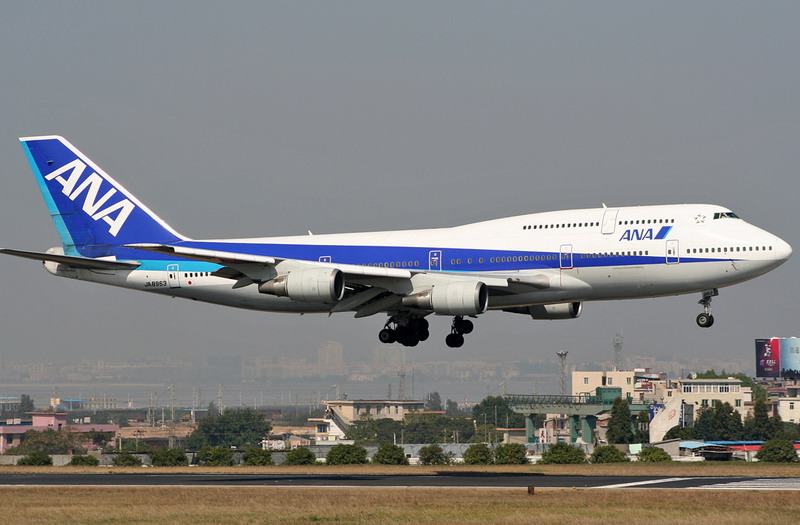 下推出的大型商用宽体客/货运输机(wide-body commercial airliner