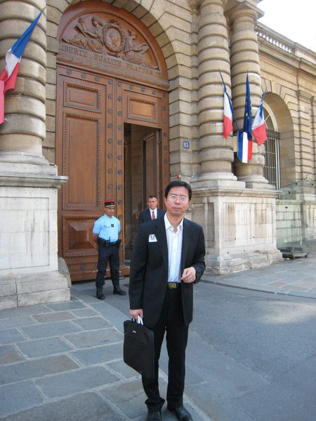  p>宋鲁郑,1969年出生于河南 a target="_blank" href="/item/郑州