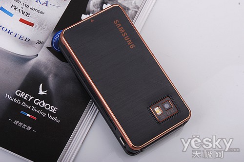  p>三星w799采用了翻盖造型双屏设计,内外两个屏幕都为3.