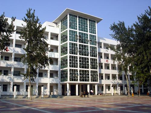  p>内黄四中是一所公办全日制普通高级中学,市级重点中学(2005年).