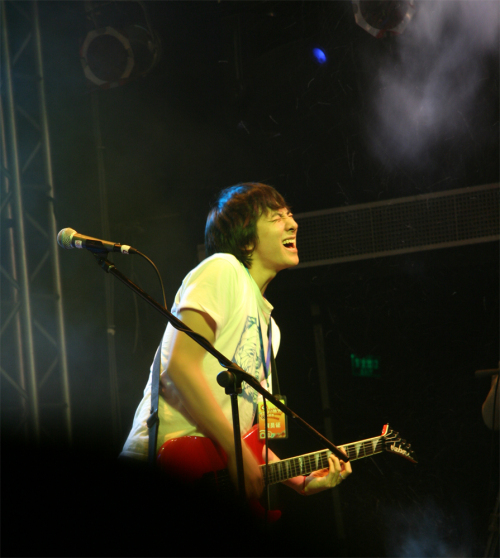  p>夏炎,回族人,是中国新生代音乐人,演员,吉他手,于2003年12月,签约