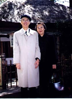 <p>陈佳洱（左）
