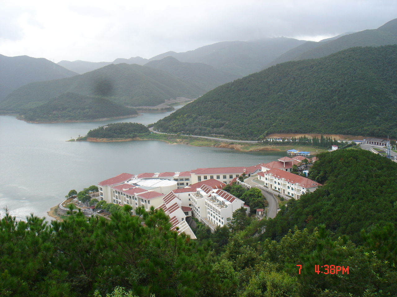  p>宁波镇海九龙山庄,位于九龙湖风景区内,是一家四星级标准酒店. /p>