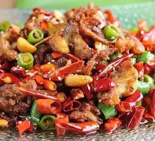  p>干锅猪脆骨是以猪脆骨,蒜,姜,香叶,八角,花椒,干辣椒,美人椒,白糖