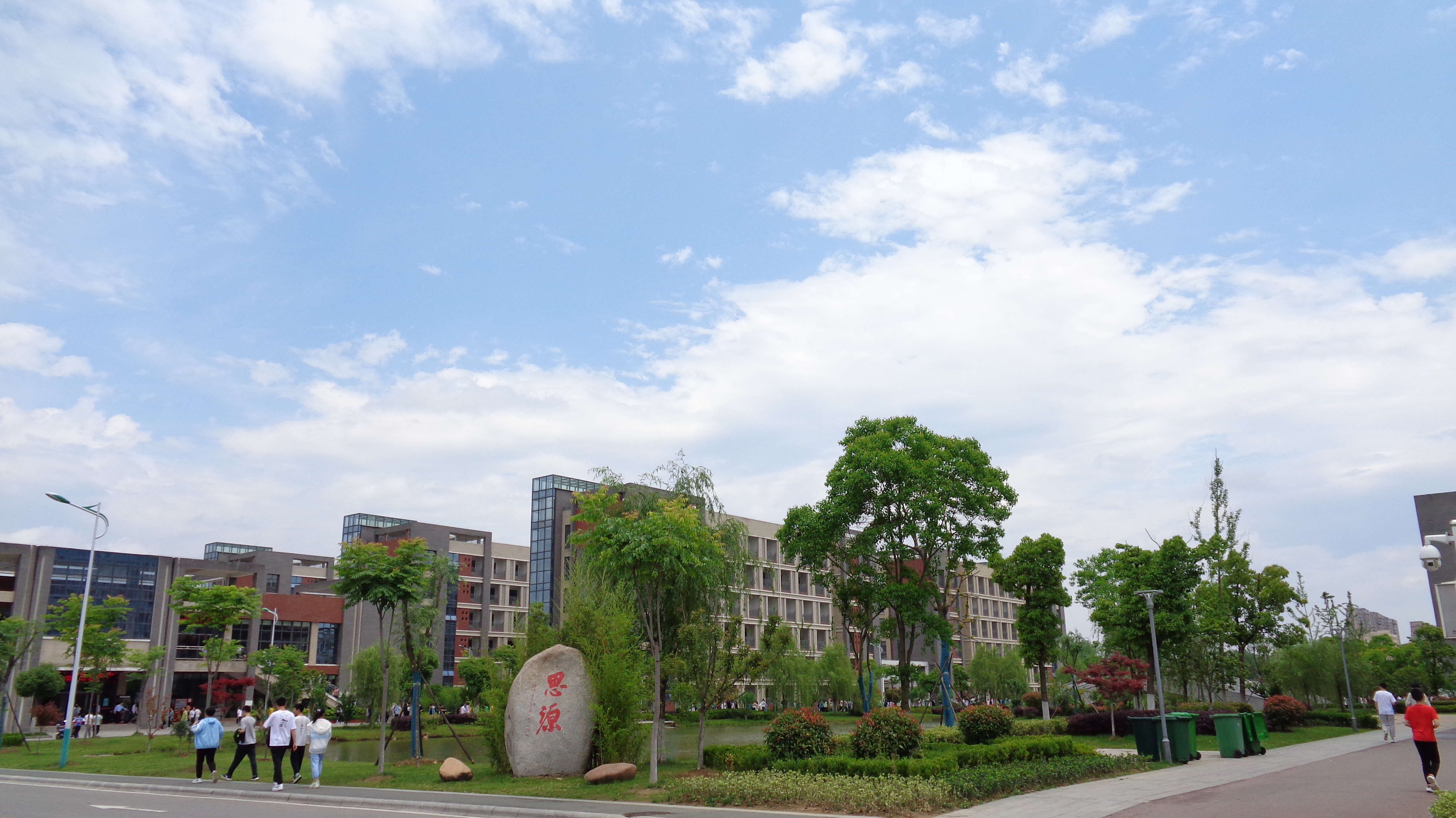  p data-id="gnbpqyuzag">舒城二中始建于1972年,是一所完全中学.