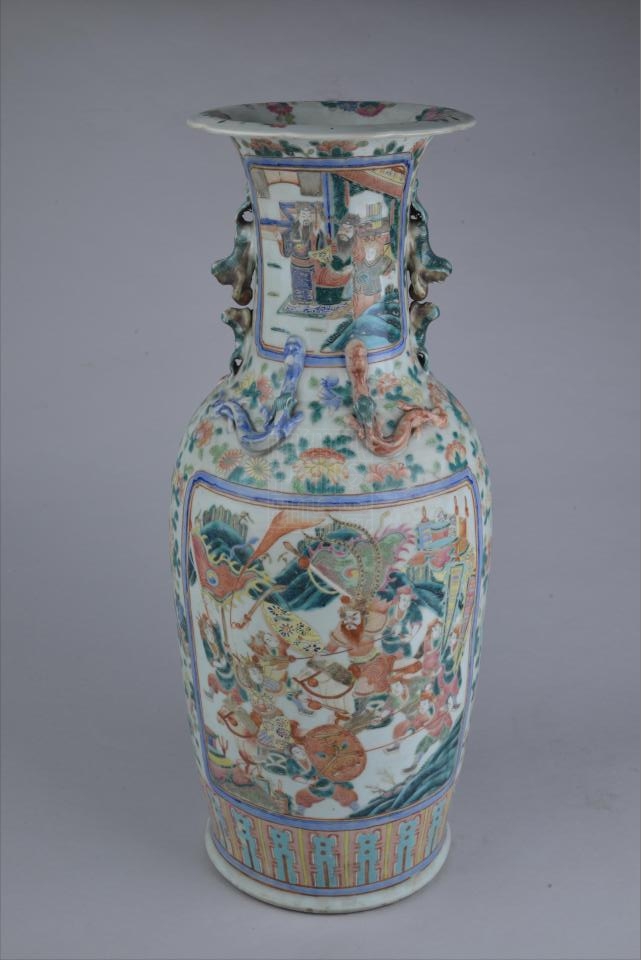 清同治锦地开光五彩人物瓶