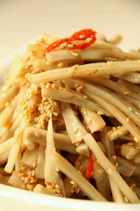  p>凉拌牛蒡是一道广东省的传统名菜,属于粤菜系凉菜,主要原料是牛蒡