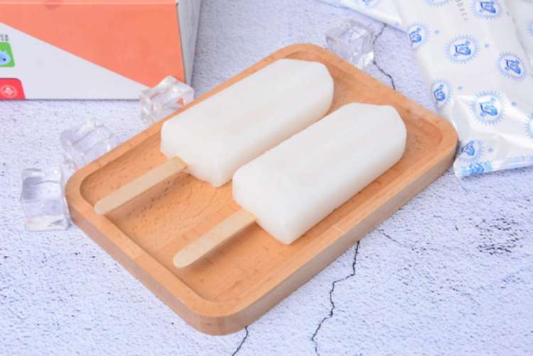 盐水冰棒是以淀粉,蜂蜜,柠檬汁为主要食材,利用冰棍模具制作而成的