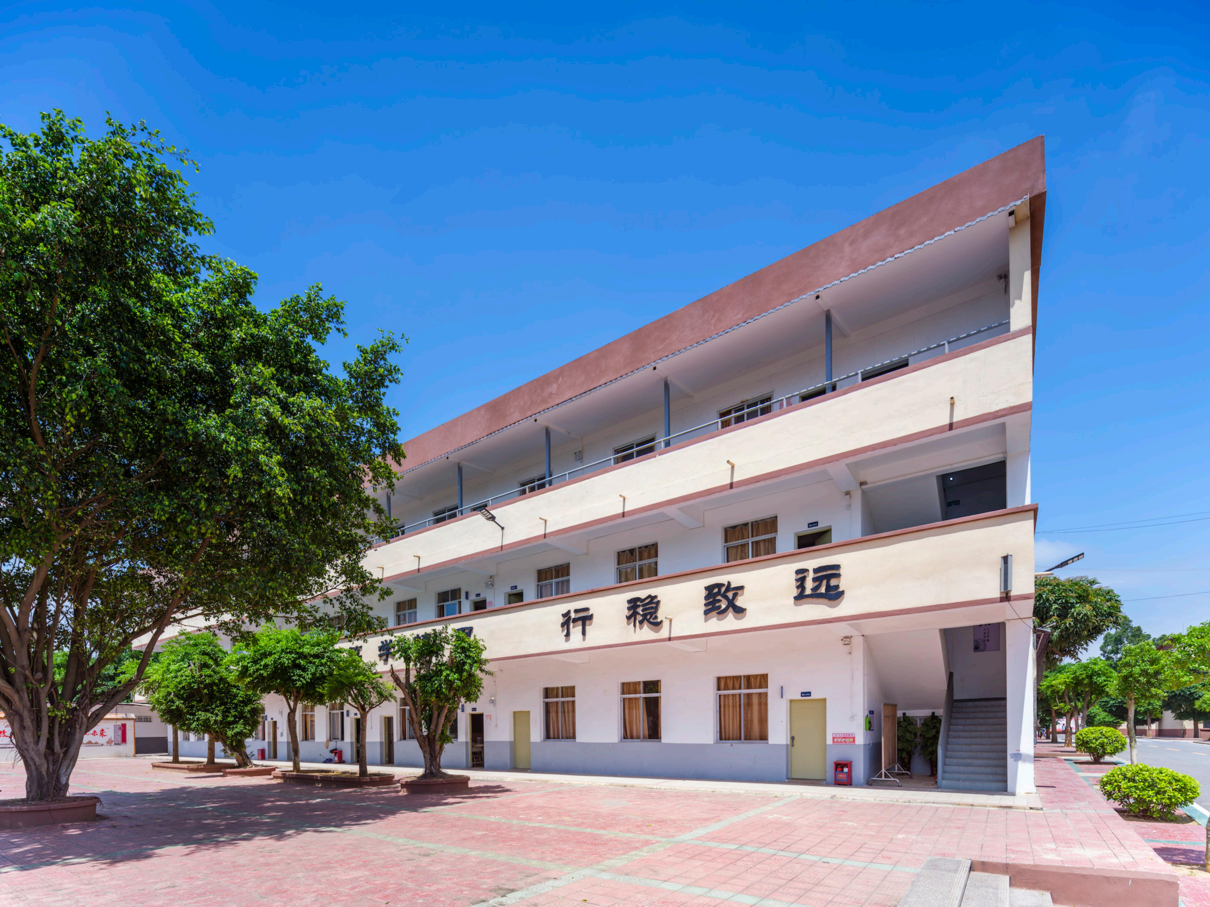 湛江市智洋艺术外语职业高级中学