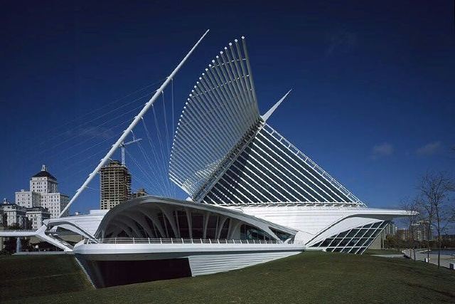 艺术博物馆位于密执安湖畔,2001年,卡拉特拉瓦在美国的第一个作品建成