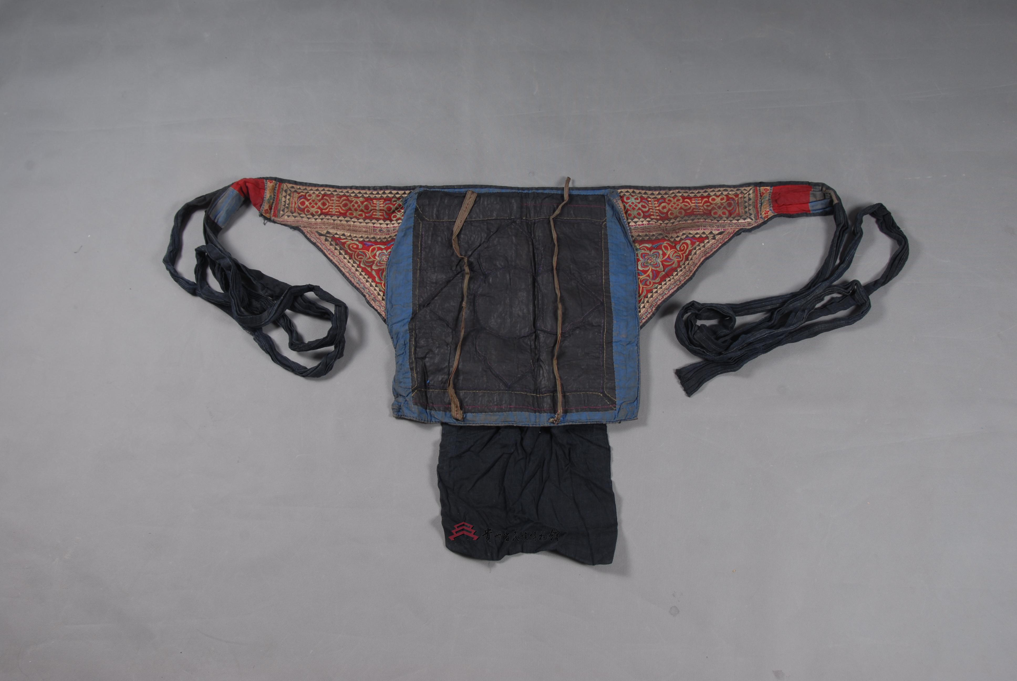 当代广西融水苗族红布平绣花纹背带