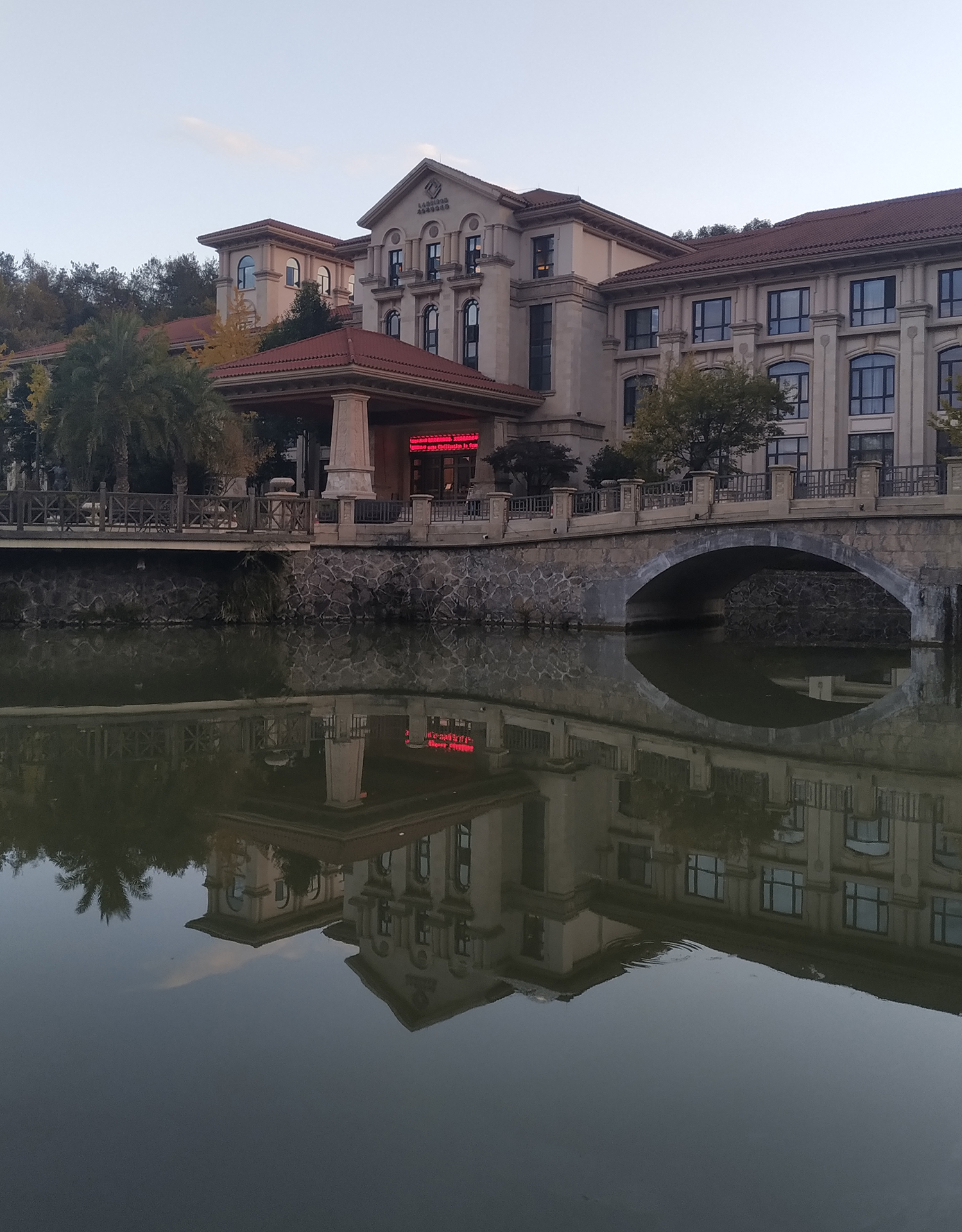 雷迪森庄园,位于浙江省金华市东阳市马宅镇王潭村(诸永高速横店出口