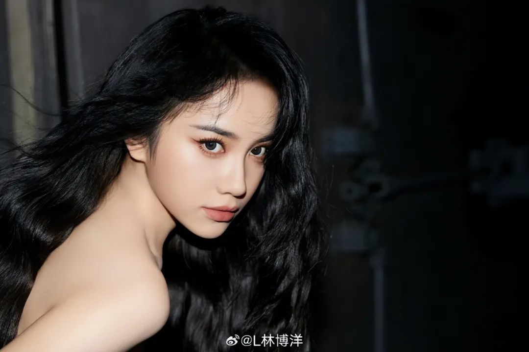 《坚如磐石》林博洋神秘风情太惊艳！漂亮谋女郎潜力十足_百科TA说