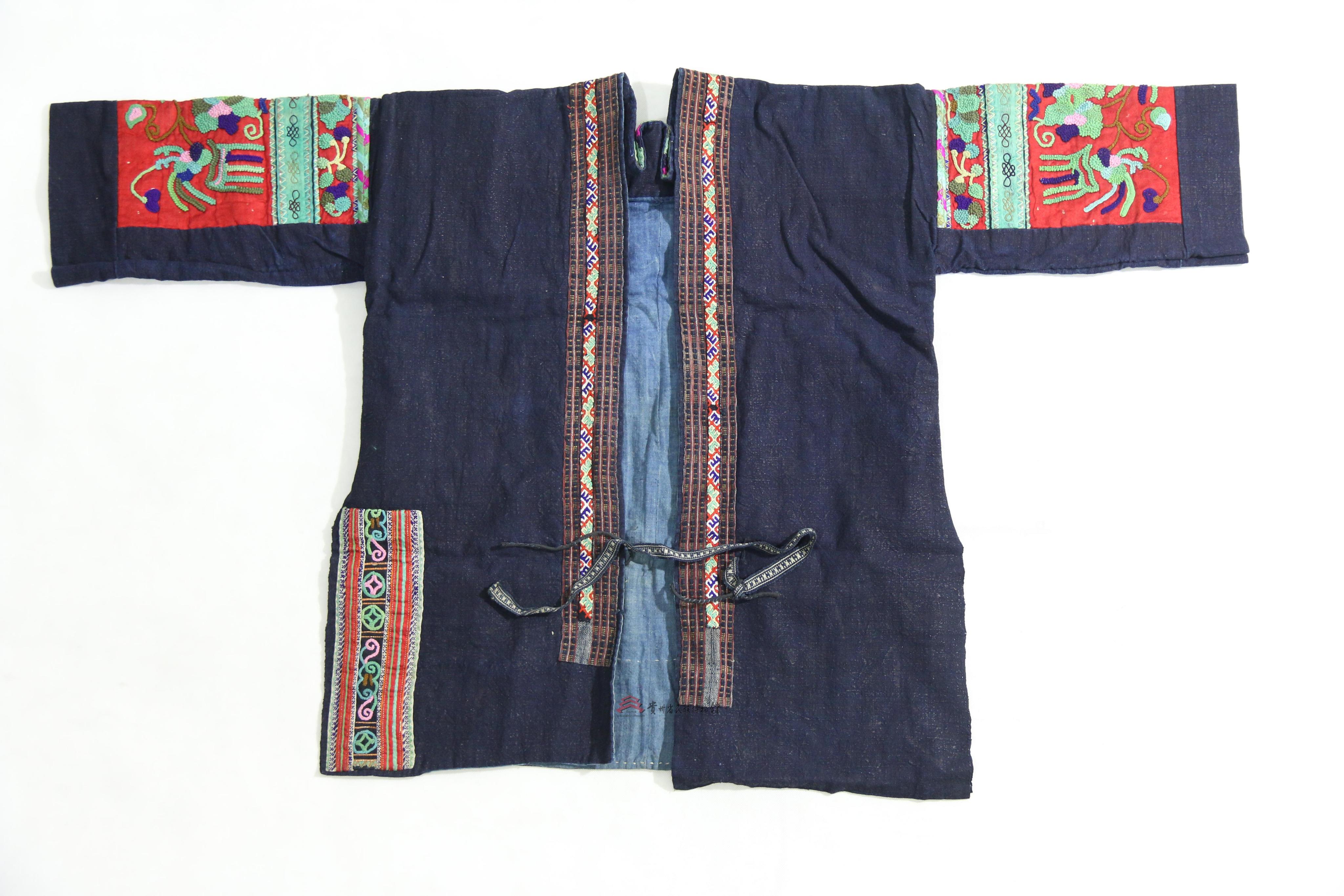 data-id="t9j8ddq28pqd">民国雷山苗族绞绣花篮纹女上衣是一件由贵州