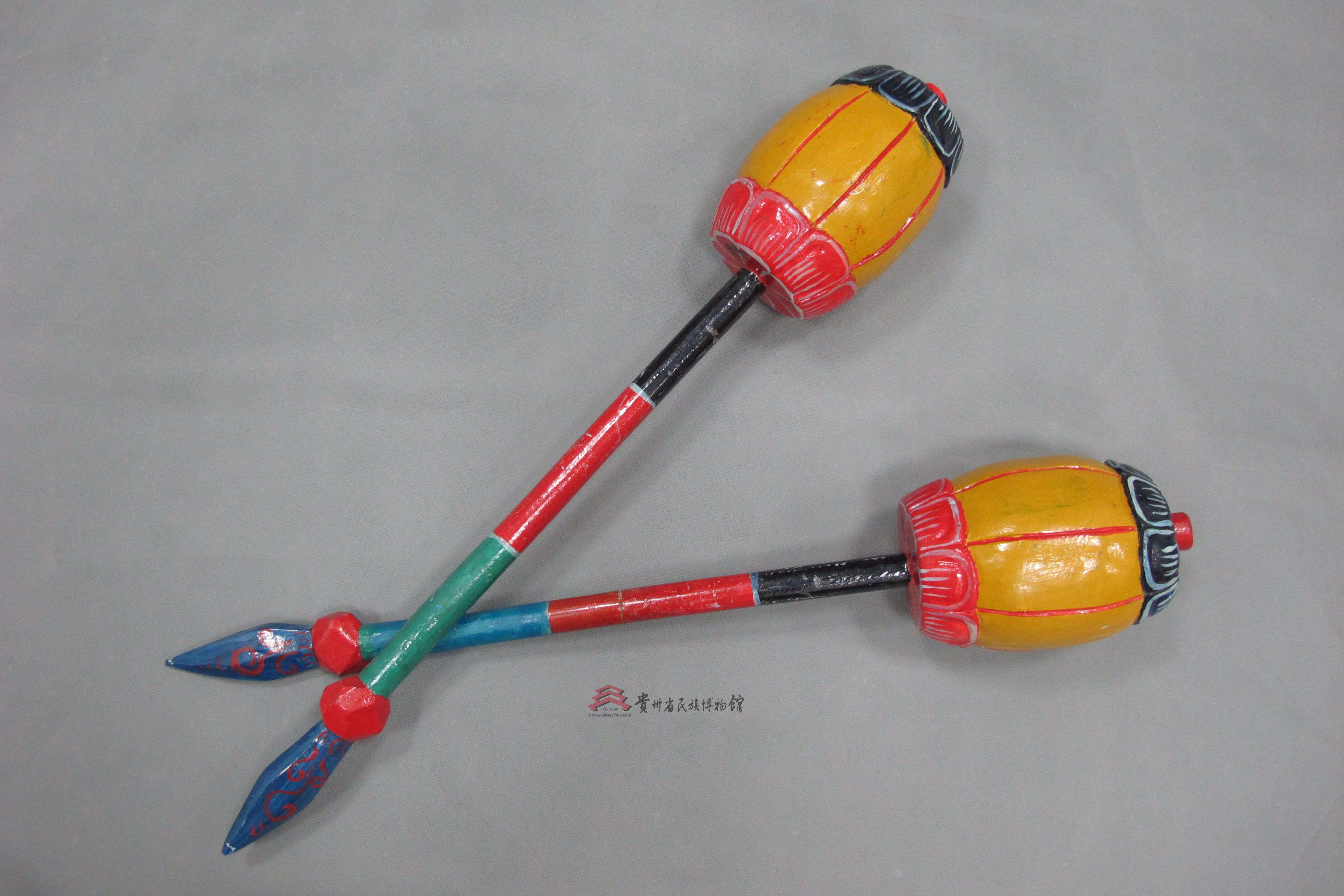 当代安顺地戏兵器之双锤