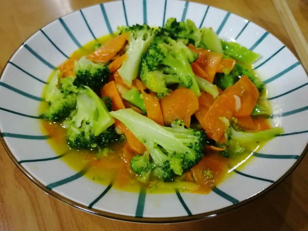  p>西兰花炒胡萝卜是一道由西兰花,胡萝卜,大蒜等食材制成的食品.