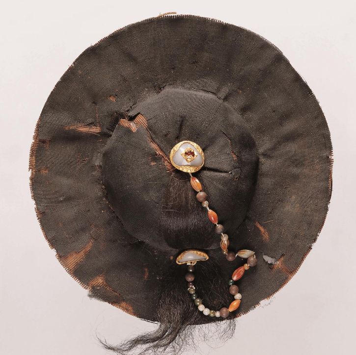  p>镶宝石笠帽是元代时期的一件文物,现收藏于甘肃省博物馆. /p>