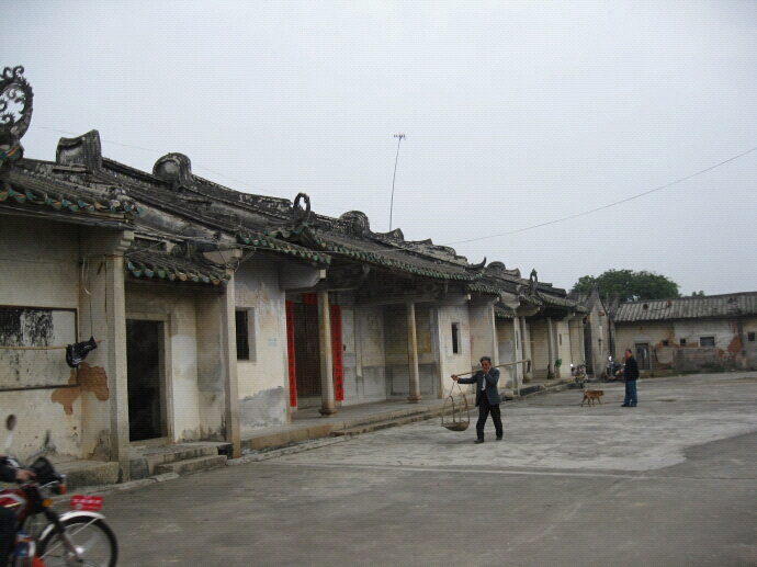 ">揭阳市 /a>区西面 15 公里,东与月城西埔村接,西与本镇大岭村,南与