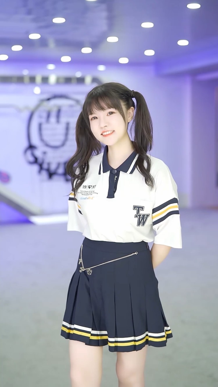  p data-id="gnvg9ukbnb">饭思思,出生于江西省