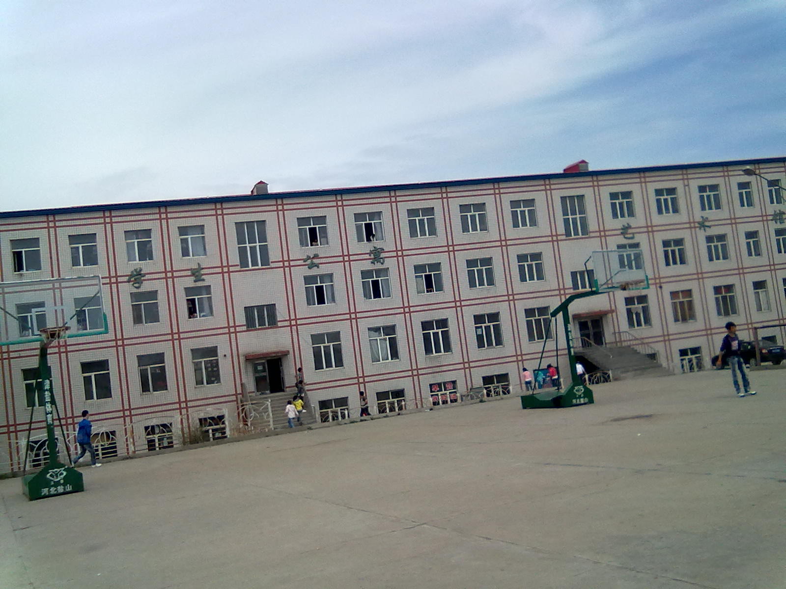 学校设有初中部和高中部.宾县第三中学简称"三中".     /p>