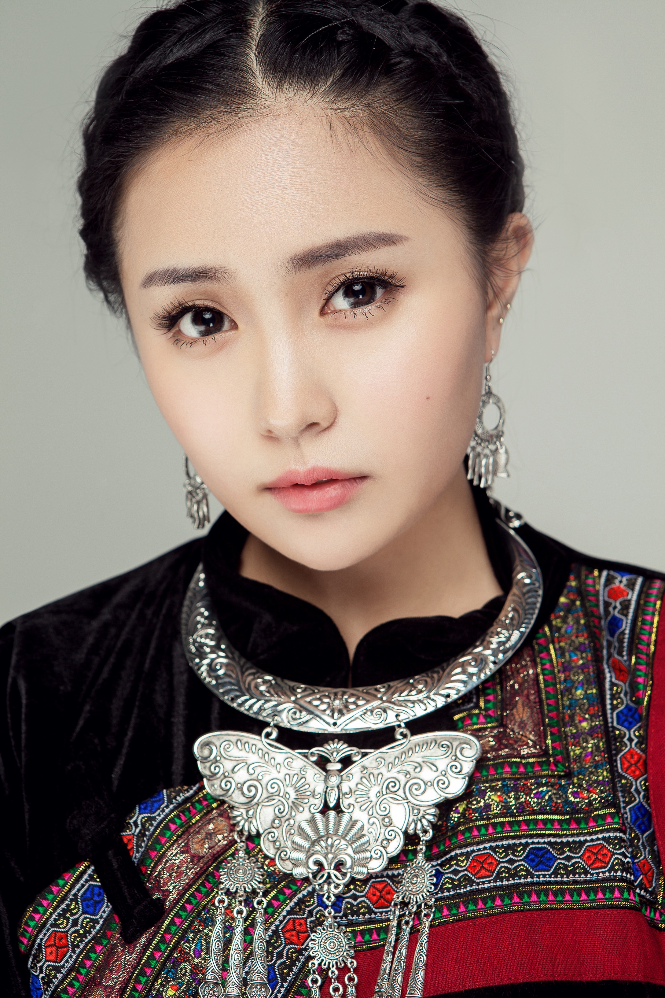  p data-id="gnzd3jvfjr">王馨, a target="_blank" href="/item/侗族